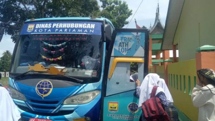 Terhenti sejak Pandemi, Pemko Pariaman Operasikan kembali Bus Gratis untuk Siswa 1 Sejumlah siswa akan menaiki bus gratis yang disediakan oleh Pemerintah Kota Pariaman, Sumbar. (Antarasumbar/HO-Dinas Perhubungan Kota Pariaman)