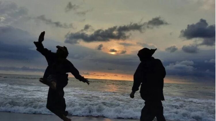 Pemko Pariaman Luncurkan 77 Kegiatan Wisata 2022 di Kampar Riau, Ini 3 Unggulannya 1 Dua pesilat Kota Pariaman menunjukkan seni bela diri Silek Harimau Lalok di tepi Pantai Talao Pauah. (Antara/Aadiaat M.S)