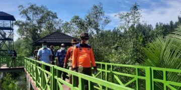 Wali Kota Pariaman bersama Tim juri Anugerah Desa Wisata Indonesia (ADWI) 2021 mengunjungi trek mangrove di Desa Apar, Kota Pariaman. (Antara/Aadiaat M.S)