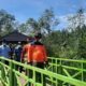 Wali Kota Pariaman bersama Tim juri Anugerah Desa Wisata Indonesia (ADWI) 2021 mengunjungi trek mangrove di Desa Apar, Kota Pariaman. (Antara/Aadiaat M.S)