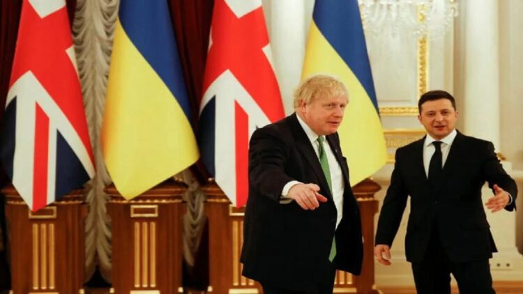 Perdana Menteri Inggris Boris Johnson (kiri) bertemu dengan Presiden Ukraina Volodymyr Zelenskiy di istana kepresidenan di Kiev, Ukraina, Selasa (1/2/2022). ANTARA/REUTERS/Peter Nicholls/Pool/tm