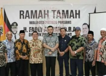 Hadiri HPN di Kendari, Wako Padangpanjang Hadiahi Pakaian Adat untuk Perantau Minang