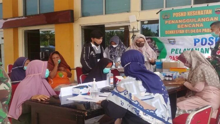 Pengungsi Gempa Pasbar Keluhkan Sakit, Tiga Posko Pelayanan Kesehatan Ramai Didatangi Warga 1 Salah seorang warga berobat di pos pelayanan milik Dinas Kesehatan Pasaman Barat, Minggu (27/2). ANTARA/FathulAbdi