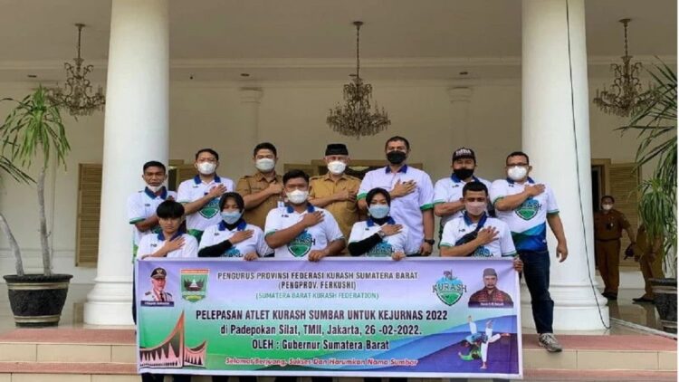 Gubernur Sumbar, Mahyeldi bersama Ketum Ferkushi Harris Dt Batuah dan pengurus melepas atlet Kurash Sumbar ke ajang Kejurnas, Selasa (22/2). (Antarasumbar/HO)