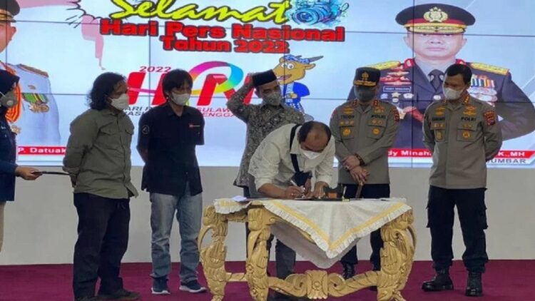 Ketua PFI Padang, Muhammad Arif Pribadi di hadapan Kapolda Sumbar, Irjen Pol Teddy Minahasa Putra, Ketua PWI Sumbar Herranof Firdaus, Ketua IJTI Sumbar Jhonedi Kambang dan Ketua AJI Padang Aidil Ichlas menandatangani nota kesepahaman antara Polda Sumbar dengan organisasi jurnalis di Sumbar sata peringatan HPN tingkat provinsi di Auditorium Gubernuran Kota Padang Selasa. (Antarasumbar/HO)