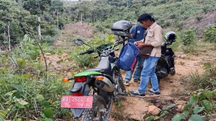 Petugas Resor KSDA Wilayah Maninjau sedang melakukan verifikasi ke lapangan terkait adanya titik api. (Antarasumbar/Yusrizal)