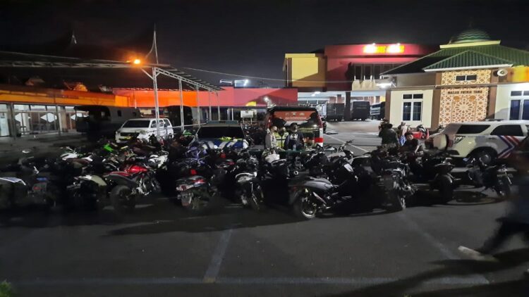 Satlantas Polresta Padang Kandangkan 29 Motor karena Pakai Knalpot Brong 1 Puluhan motor diamankan Satlantas Polresta Padang dalam razia yang digelar Sabtu dan Minggu. (IST)
