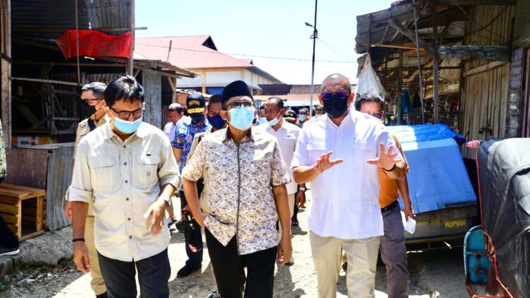 Anggota DPR RI Andre Rosiade ditemani Wali Kota Padang Hendri Septa berkunjung ke Pasar Belimbing, Padang. (IST)