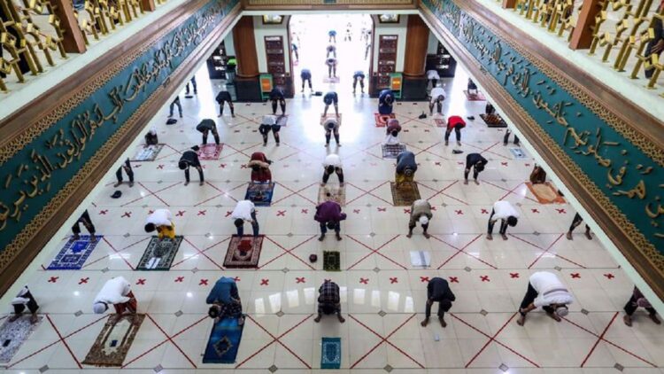 Ilustrasi ibadah shalat selama pandemi. (net)