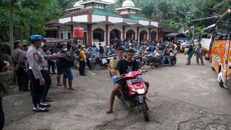 Kesaksian Warga Desa Wadas Purworejo saat Konflik Pecah usai Tolak Tambang Batu Andesit 1 Sejumlah warga yang sempat ditahan polisi tiba di halaman masjid Desa Wadas, Bener, Purworejo, Jawa Tengah, Rabu (9/2/2022). (ANTARA FOTO/HENDRA NURDIYANSYAH)