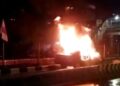 Mobil Sedan Terbakar usai Tabrak Pembatas Jalur TransJakarta di Jakpus, Dua orang Tewas 6 Mobil Sedan Terbakar usai Tabrak Pembatas Jalur TransJakarta di Jakpus, Dua orang Tewas