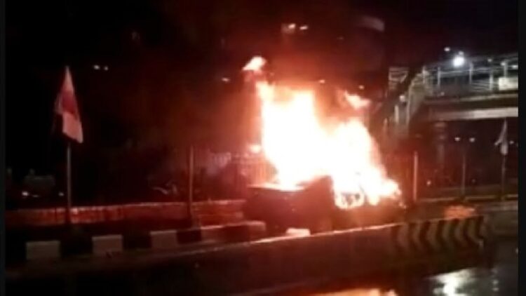 Mobil Sedan Terbakar usai Tabrak Pembatas Jalur TransJakarta di Jakpus, Dua orang Tewas 1 Mobil Toyota Camry terbakar usai menabrak pembatas jalur Transjakarta di Senen. (Foto: Dok. Polres Metro Jakarta Pusat)