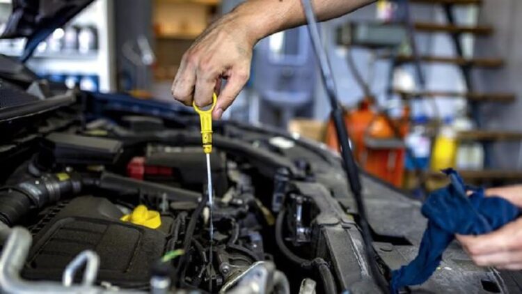 Ilustrasi pengecekan oli mobil. (net)