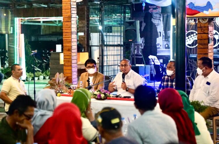 Anggota DPR RI Andre Rosiade mengadakan pertemuan dengan pekerja sosial masyarakat (PSM) se-Kota Padang, Sabtu (20/2/2022) malam. (IST)