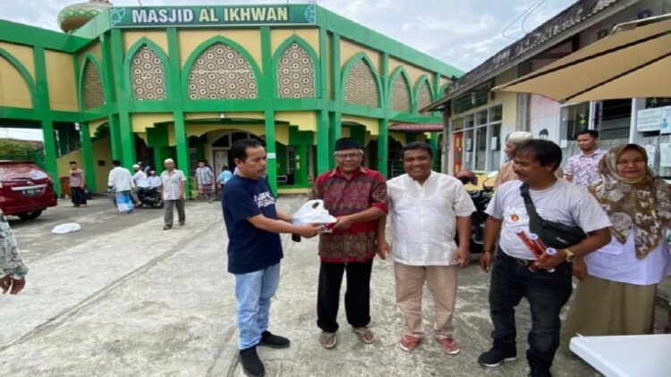 Andre Rosiade Berbagi Nasi Kotak Jumat Berkah Gerindra di Padang Timur 1 Pembagian nasi kotak Jumat Berkah bersama Andre Rosiade dan Partai Gerindra di Masjid Al Ikhwan, Sawahan Timur, Padang Timur.
