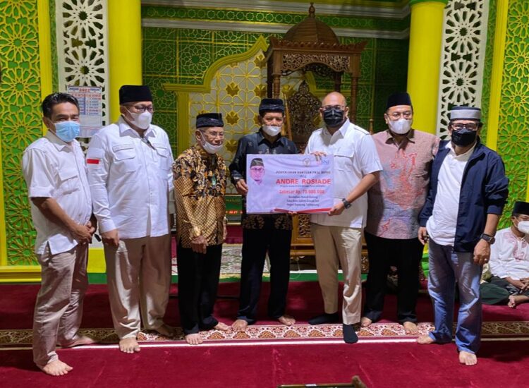 Anggota DPR RI asal Sumbar Andre Rosiade mengunjungi Nagari Supayang, Kecamatan Salimpaung, Kabupaten Tanahdatar, Kamis (17/2) dan menggelontorkan sejumlah bantuan.