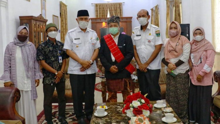 Gubernur Mahyeldi Dukung Promosi Sumbar dan Pengajaran Bahasa Indonesia di Australia 1 Gubernur Mahyeldi bertemu dengan Datuak pengajar Bahasa Indonesia di luar negeri.