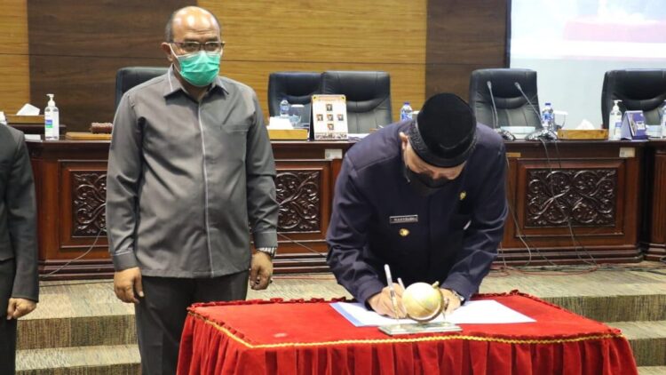 Gubernur Mahyeldi menandatangani Ranperda Perpustakaan didampingi Ketua DPRD Sumbar, Supardi.