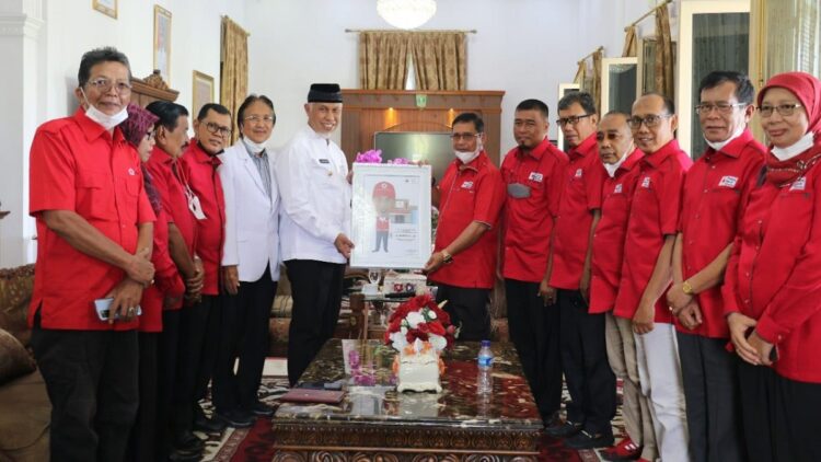 Gubernur Sumbar Terima Penghargaan dari PMI 1 Gubernur Mahyeldi terima penghargaan dari PMI.