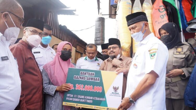 Gubernur Sumbar Salurkan Bantuan Korban Kebakaran Pasar Bawah Bukittinggi 1 Gubernur Mahyeldi serahkan bantuan untuk korban kebakaran di Bukittinggi.