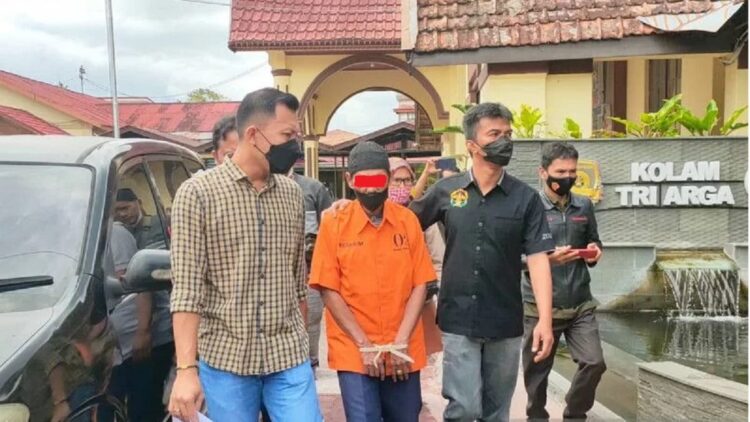 Terduga pelaku perbuatan asusila di Bukittinggi. (ANTARA/Al Fatah)
