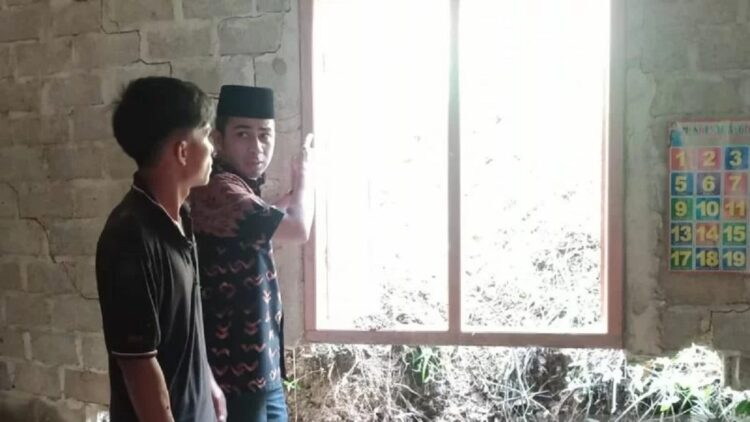 Wakil Wali Kota Solok Ramadhani Kirana Putra saat meninjau rumah warga yang tertimpa longsor di Kelurahan Laing, Kota Solok, Sumbar (ANTARA/HO-BPBD kota Solok)