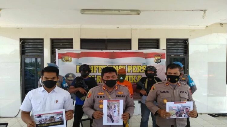 Hendak Cari Amunisi, Buronan KST Intan Jaya Papua Diringkus 1 Kapolres Mimika AKBP iGG Era Adhinata menggelar konferensi pers soal penangkapan seorang pentolan KST Intam Jaya bertempat di Mako Polres Mimika Jalan Agimuga, Mile 32, Timika, Senin (7/2/2022). ANTARA/HO-Humas Polres Mimika