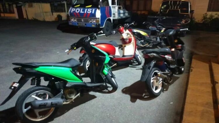 Polisi tertibkan belasan sepeda motor terlibat aksi balap liar dan berknalpot bising (Antara/Al fatah)