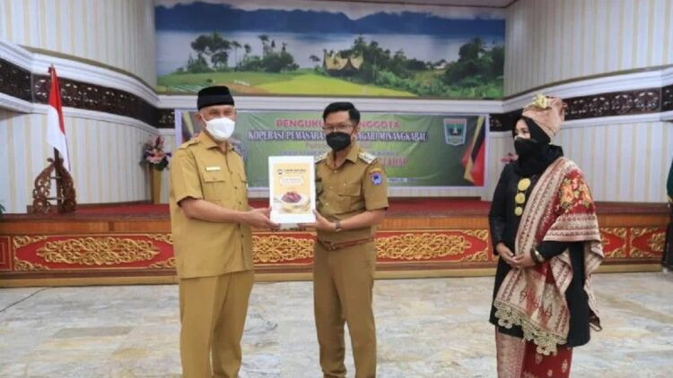 Gubernur Sumbar Mahyeldi Ansharullah bersama Wakil Wali Kota Payakumbuh Erwin Yunaz saat melepas 15.000 bungkus bumbu rendang yang akan dikirim ke Jerman. (Antara/Akmal Saputra)