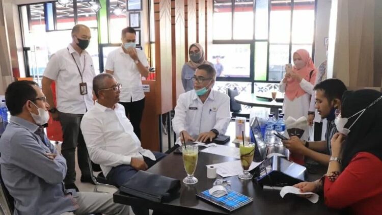 Wali Kota Payakumbuh Riza Falepi bersama Sekda Payakumbuh Rida Ananda saat melihat langsung penggunaan smart tax di salah satu tempat usaha yang ada di Kota Payakumbuh. (Antara/HO-Pemkot Payakumbuh )