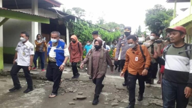 Menteri Sosial Tri Rismaharini meninjau dampak gempa di Nagari Kajai, Kecamatan Talamau, Kabupaten Pasaman Barat, Sumatera Barat, Sabtu (26 Februari 2022). (ANTARA/Altas Maulana/KT).