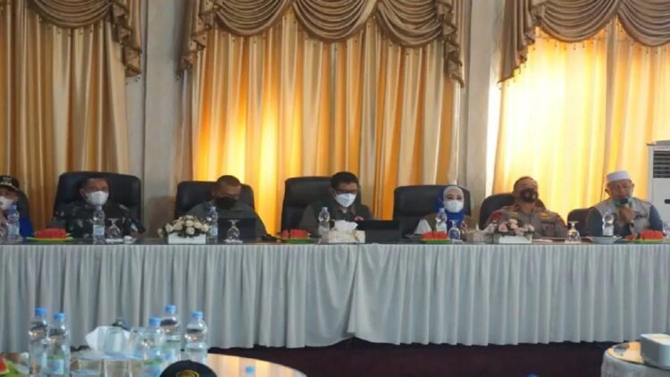 Kepala BNPB Letnan Jenderal TNI Suharyanto (tengah) saat memberikan keterangan terkait gempa di Pasaman Barat, Sabtu.