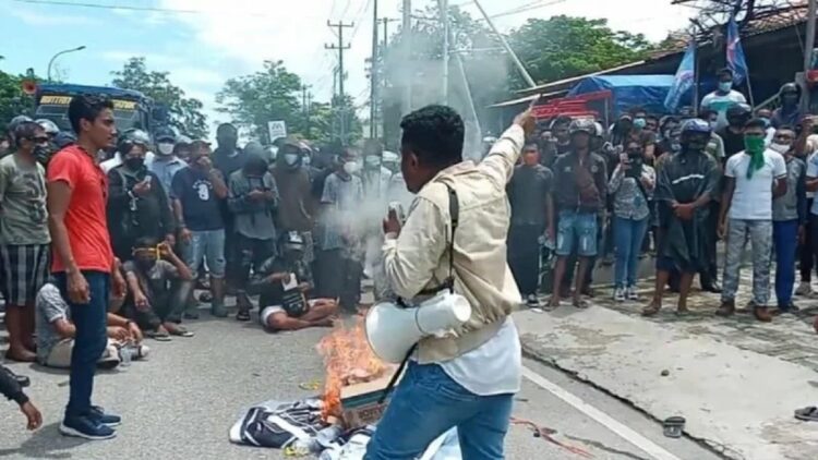 Aksi pembakaran yang dilakukan oleh simpatisan Jeriko di Kota Kupang. ANTARA/Kornelis Kaha