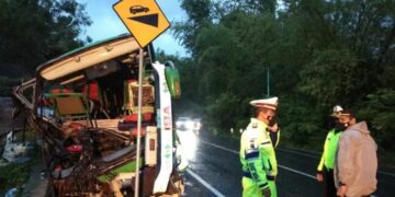 Bus Pariwisata Bawa 47 Penumpang Kecelakaan Tunggal di Bantul, 13 Orang Tewas