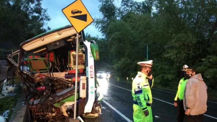 Bus Pariwisata Bawa 47 Penumpang Kecelakaan Tunggal di Bantul, 13 Orang Tewas 1 Bus pariwisata yang mengalami kecelakaan tunggal di Bukit Bego ruas jalan Imogiri-Dlingo, Dusun Kedungbuweng, Desa Wukirsari, Kabupaten Bantul, DIY, Minggu (6/2/2022) (Foto ANTARA/Hery Sidik)