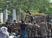 Berada di Atas Fasum, Satpol PP Bongkar Lapak PKL di Padang