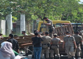 Berada di Atas Fasum, Satpol PP Bongkar Lapak PKL di Padang