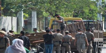 Berada di Atas Fasum, Satpol PP Bongkar Lapak PKL di Padang