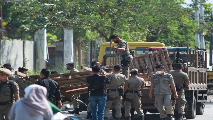 Berada di Atas Fasum, Satpol PP Bongkar Lapak PKL di Padang 1 Satpol PP Padang membongkar lapak PKL yang ada di fasilitas umum. (IST)