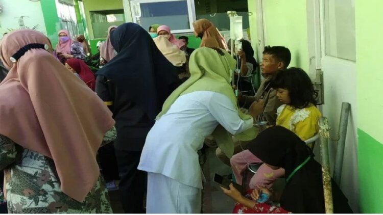 Rumah Sakit Ibnu Sina Payakumbuh mengungsikan pasien sementara ke parkiran akibat khawatir guncangan gempa pada Jumat pagi. (Antara/Etri Saputra)