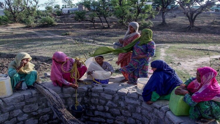 Para tamu pernikahan telah berkumpul untuk upacara 'haldi' di kota Kushinagar ketika lempengan penutup sumur runtuh. (AFP/Getty Images)