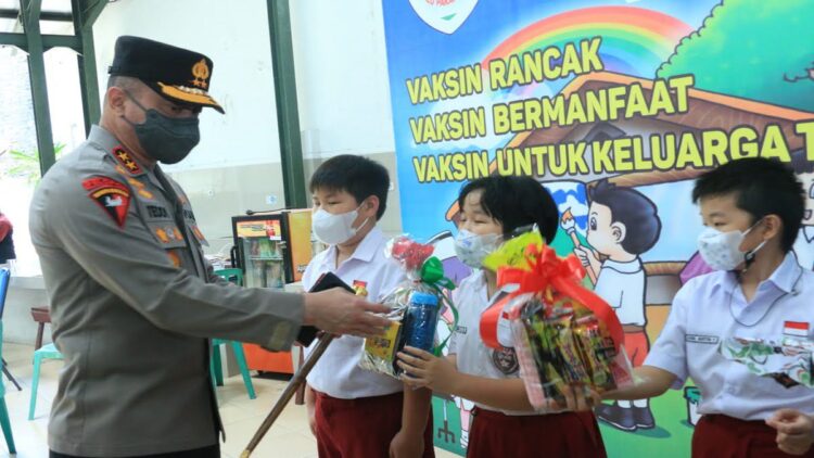 Kapolda Sumbar cek vaksinasi siswa di SD Agnes.