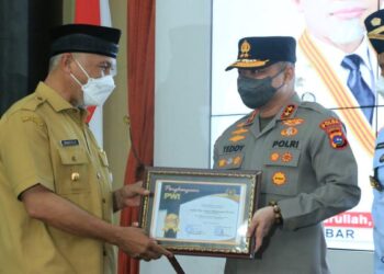 Kapolda Sumbar Terima Penghargaan dari PWI Sumbar