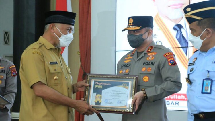 Kapolda terima penghargaan dari PWI Sumbar.
