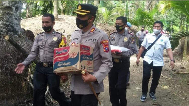 Kapolres Pariaman berikan bantuan untuk masyarakat korban kebakaran.