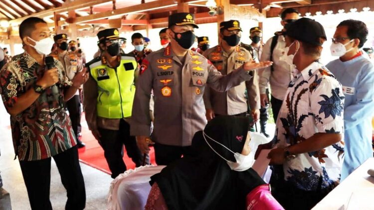 Vaksinasi di Candi Borobudur, Kapolri: Percepatan Tempat Wisata yang Interaksi Tinggi 1 Kapolri cek vaksinasi di Borobudur.