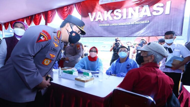 Kapolri mengecek pelaksanaan vaksinasi lansia.