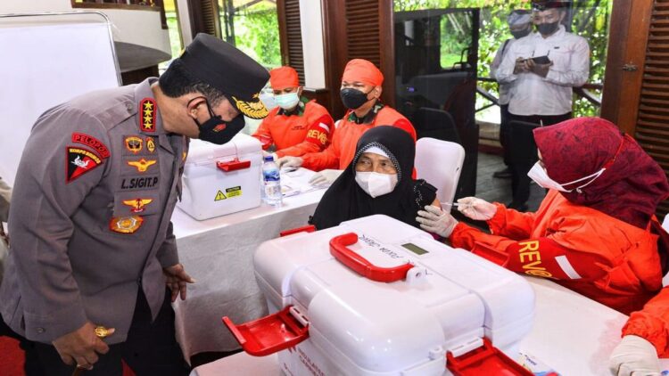 Kapolri mengecek vaksinasi booster untuk lansia.