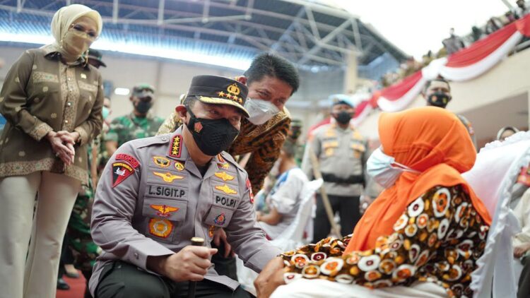Kapolri tinjau vaksinasi lansia di Palembang.
