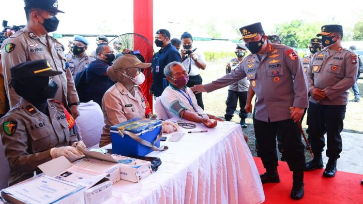 Kapolri Paparkan Strategi untuk Antisipasi Lonjakan Covid-19 1 Kapolri tinjau vaksinasi di Bintan.